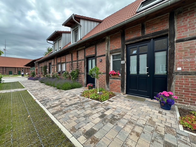 Hofeinfahrt mit Blick auf unsere Ferienwohnungen